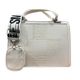 Bolsa Shoulder BMATEO Steve Madden color vainilla, mide 30 cm de ancho por 22 cm de alto, con dos asas ajustables y desmontables.